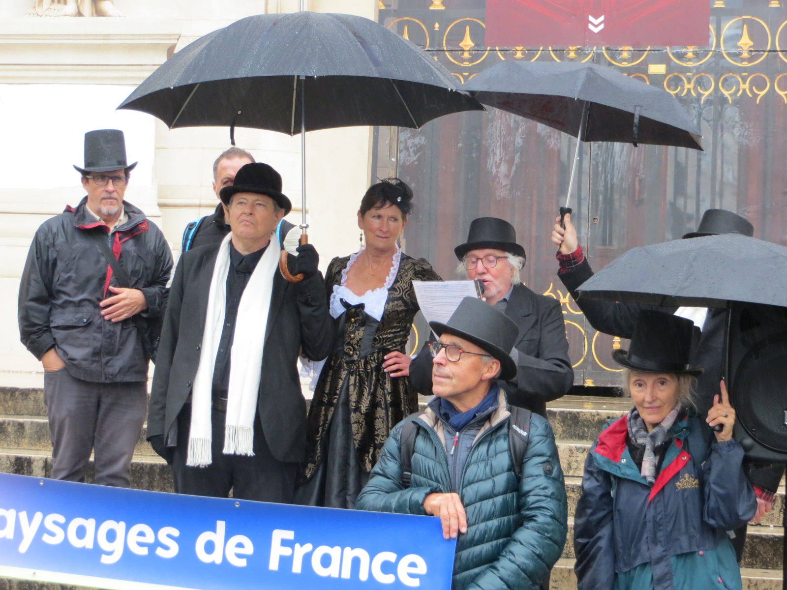 Mobilisation contre les bâches publicitaires géantes sur le parvis de l’Opéra Garnier