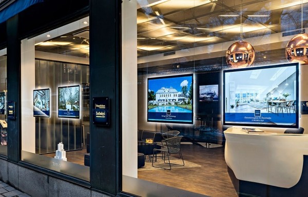 Panneau num&eacute;rique derri&egrave;re vitrine