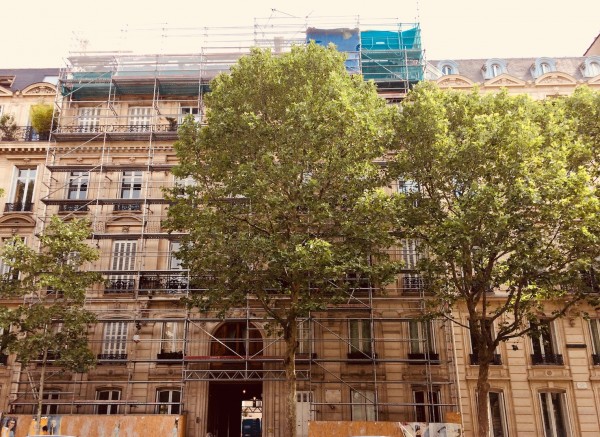 Paris : Paysages de france fait retirer une bâche publicitaire illégale