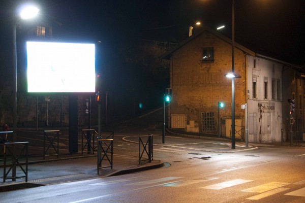 NON à l'installation de centaines de télévisions géantes sur les trottoirs de la métropole de TOURS