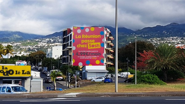 Saint-Denis de la Réunion  : après les bâches publicitaires géantes, l’invasion de la publicité numérique